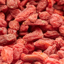 Makroaufnahme getrockneter Goji Beeren von NESSLIM mit kräftig roter Farbe und feiner, leicht runzliger Struktur.