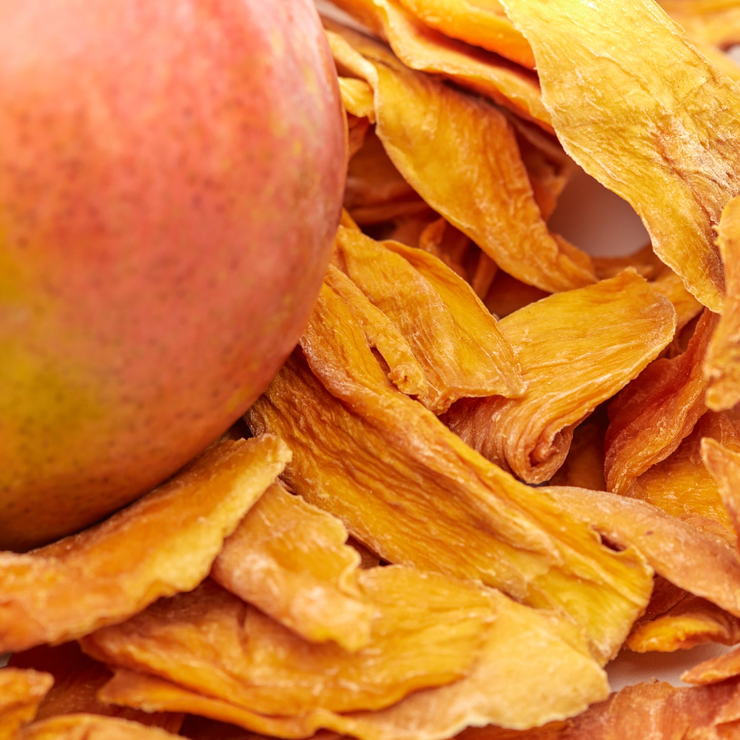 Getrocknete Mango als exotischer Snack in einer Schale