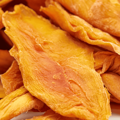 Weiche getrocknete Mangoscheiben in Nahaufnahme