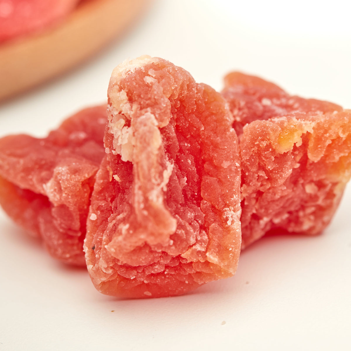 Nahaufnahme von getrockneten Papaya Chunks von Nesslim mit fruchtiger Innenstruktur und weich-chewy Konsistenz