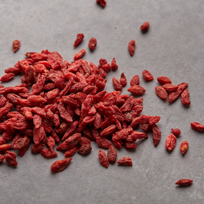 Getrocknete Goji Beeren von NESSLIM auf grauem Untergrund, passend für Porridge, Smoothies und Bowls.