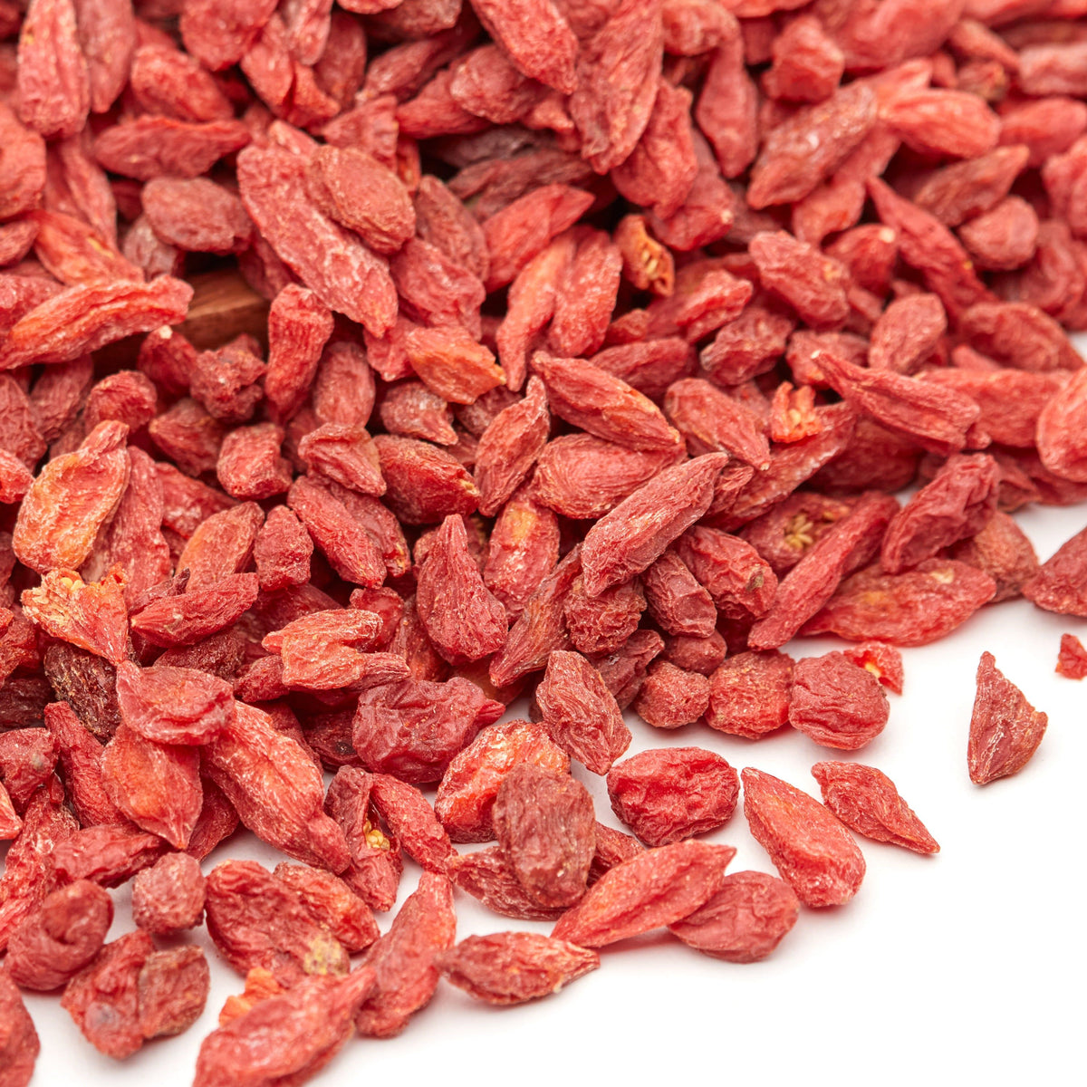 Rote Goji Beeren von NESSLIM als fruchtig-herber Snack für zwischendurch oder zum Mischen mit Nüssen und Samen.