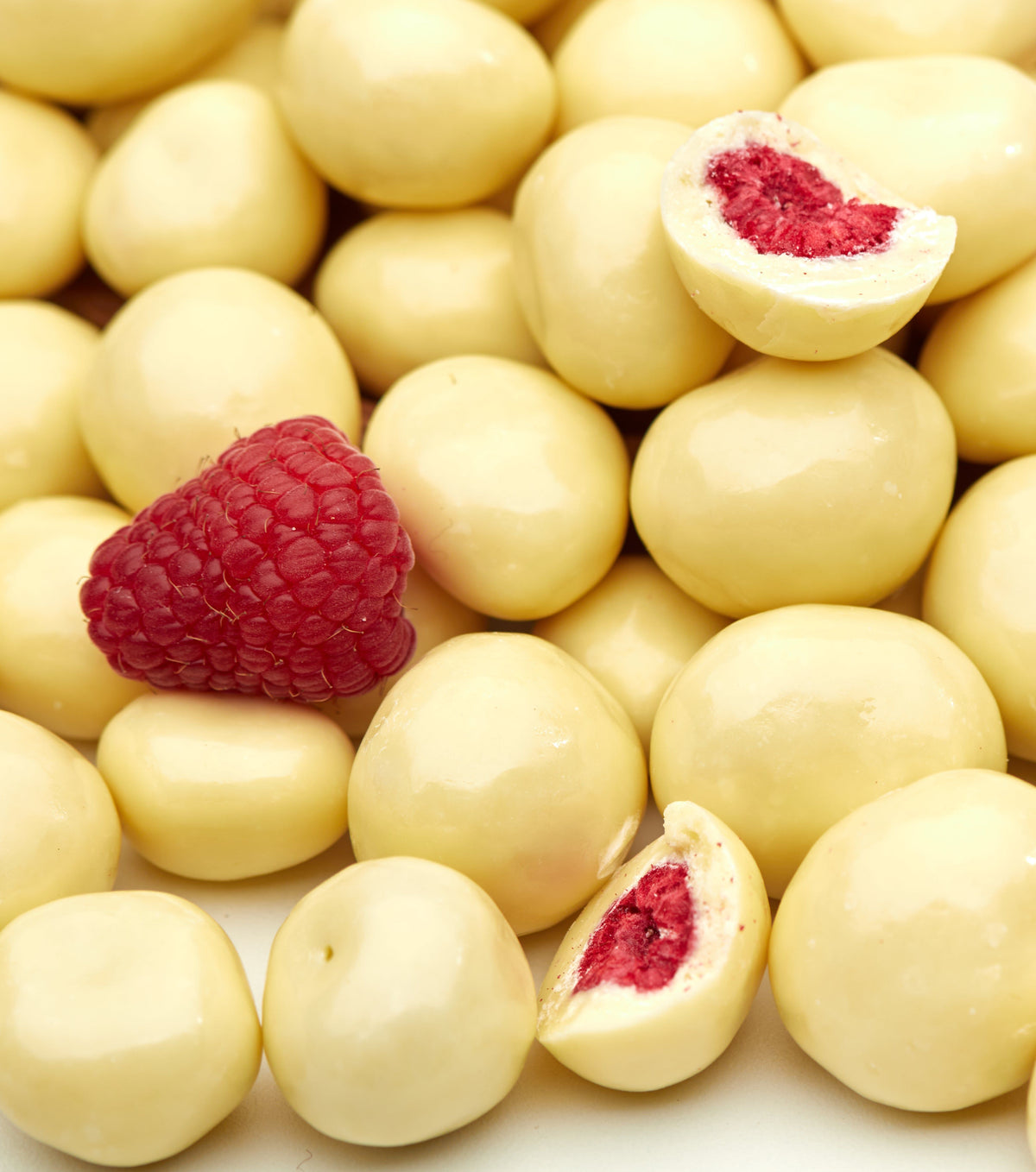 Himbeeren in weisser Schokolade als Snack in einer Schale serviert