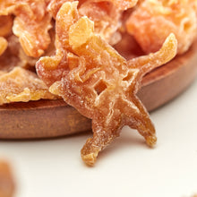 Makroaufnahme kandierter Sternfrucht mit sichtbarer Sternform und feiner Zuckerschicht.