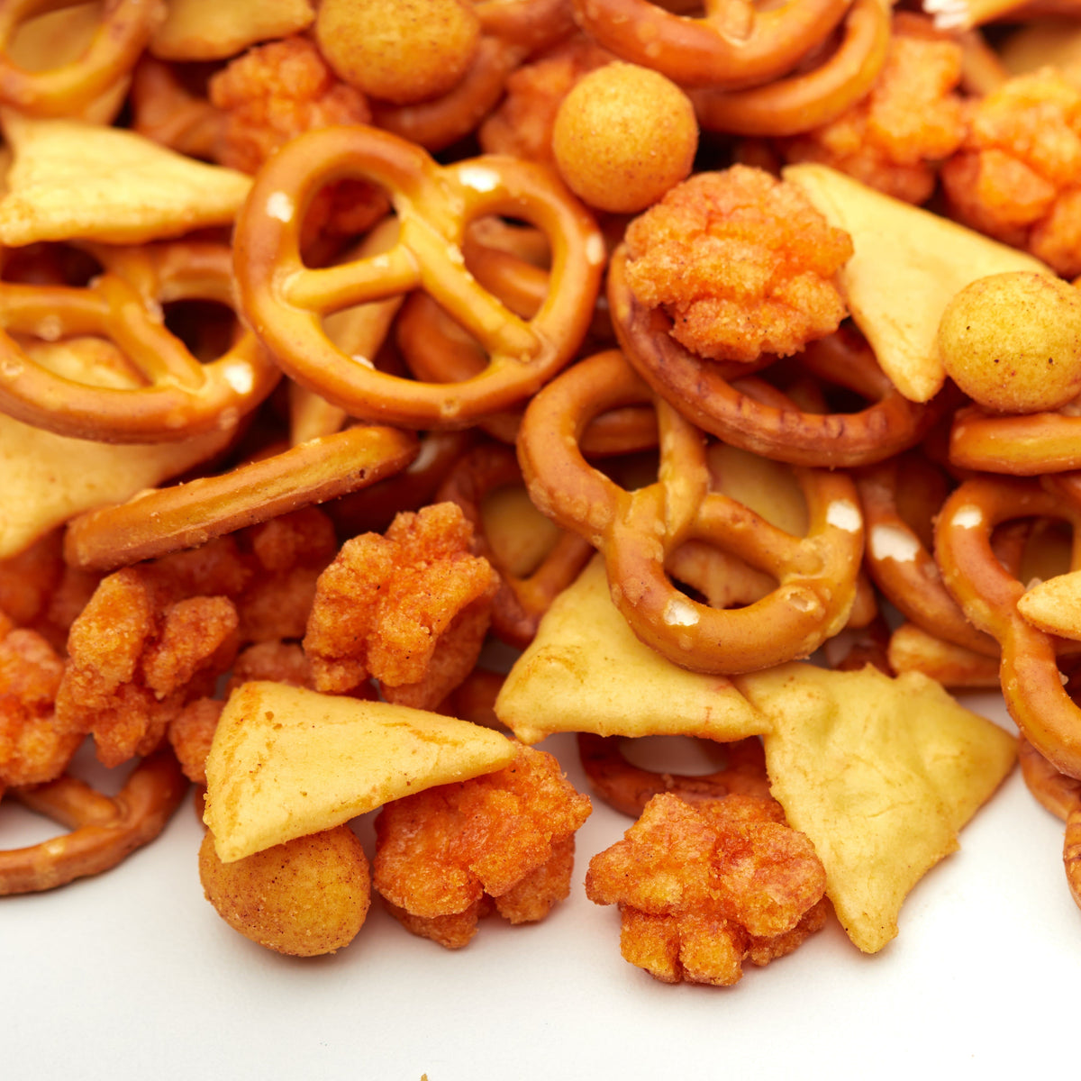 Detailansicht des Knabber Mix Premium mit Brezeln, Mais-Snacks und knusprigem Reisgebäck.