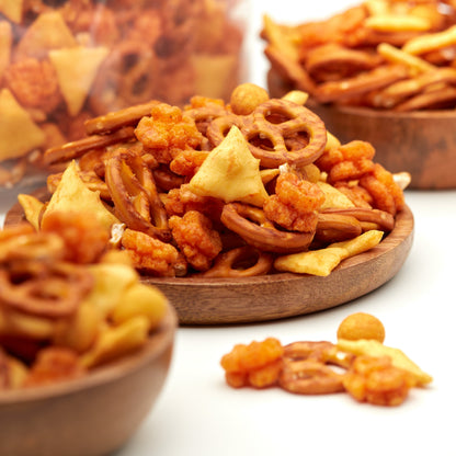 Knabber Mix Premium von NESSLIM in einer Holzschale als Party-Snack für Kinoabend, Spieleabend und gesellige Runden.