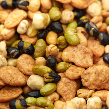 Makroaufnahme des knusprigen Bohnen & Erbsen Mix mit gerösteten Erbsen, Bohnen und Hülsenfrucht-Snacks.