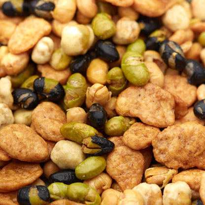 Makroaufnahme des knusprigen Bohnen & Erbsen Mix mit gerösteten Erbsen, Bohnen und Hülsenfrucht-Snacks.