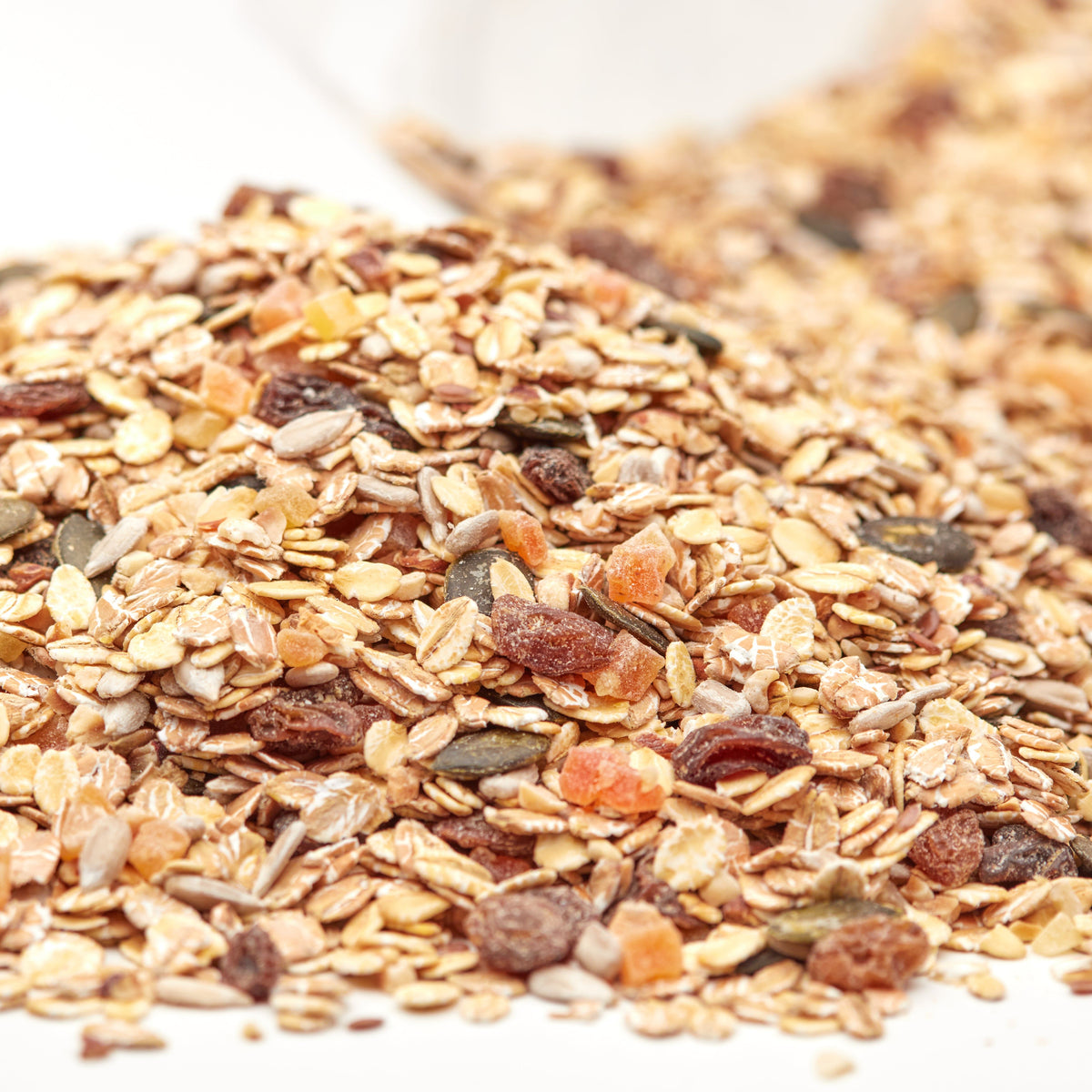 Knuspriges Premium Müsli von NESSLIM mit Flocken, Kernen und Trockenfrüchten als Topping für Bowl, Joghurt oder Quark.