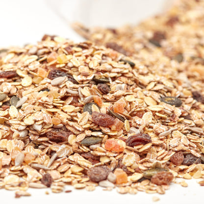 Knuspriges Premium Müsli von NESSLIM mit Flocken, Kernen und Trockenfrüchten als Topping für Bowl, Joghurt oder Quark.