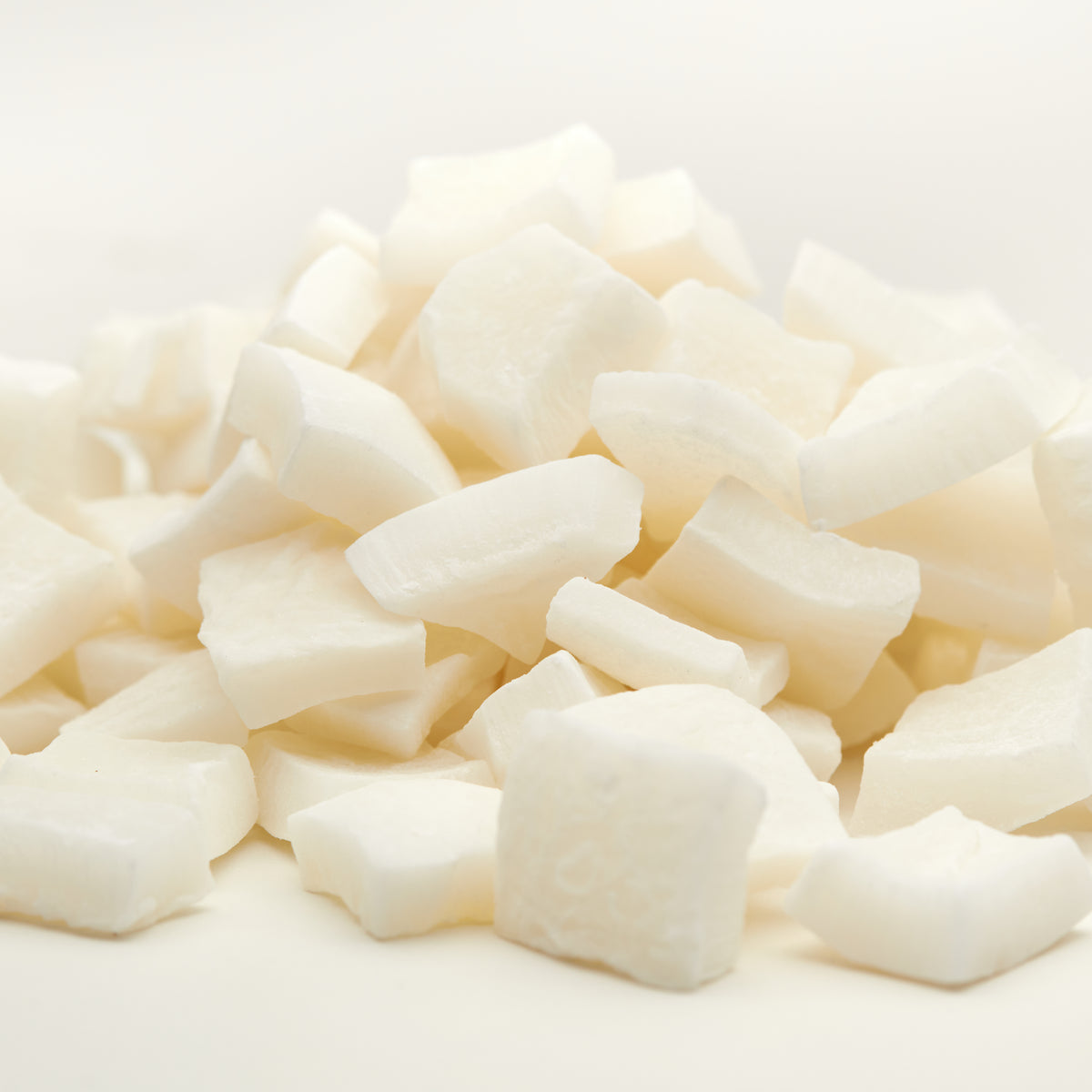Helle Kokos-Chunks von NESSLIM als süßes Topping für Müsli, Joghurt, Porridge und Bowls.