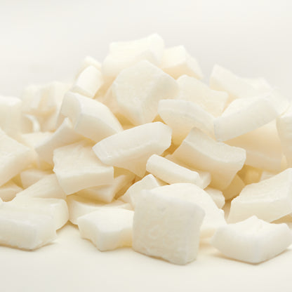Helle Kokos-Chunks von NESSLIM als süßes Topping für Müsli, Joghurt, Porridge und Bowls.