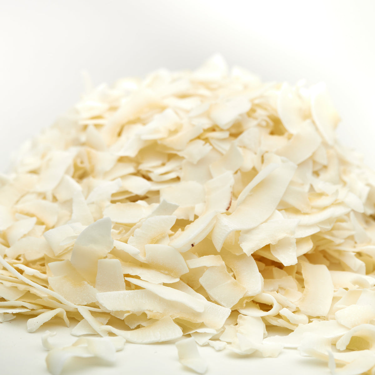 Gehäufte Kokoschips von NESSLIM zum Backen und als Kokos-Topping für Smoothie-Bowls, Desserts oder Frühstück.