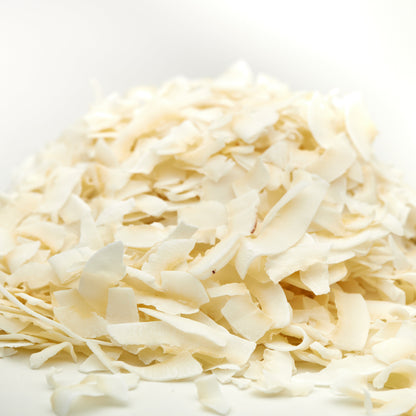 Gehäufte Kokoschips von NESSLIM zum Backen und als Kokos-Topping für Smoothie-Bowls, Desserts oder Frühstück.