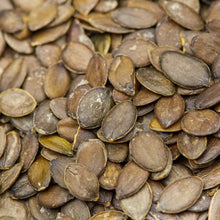 Gruene schalenlose Kuerbiskerne naturbelassen in Nahaufnahme