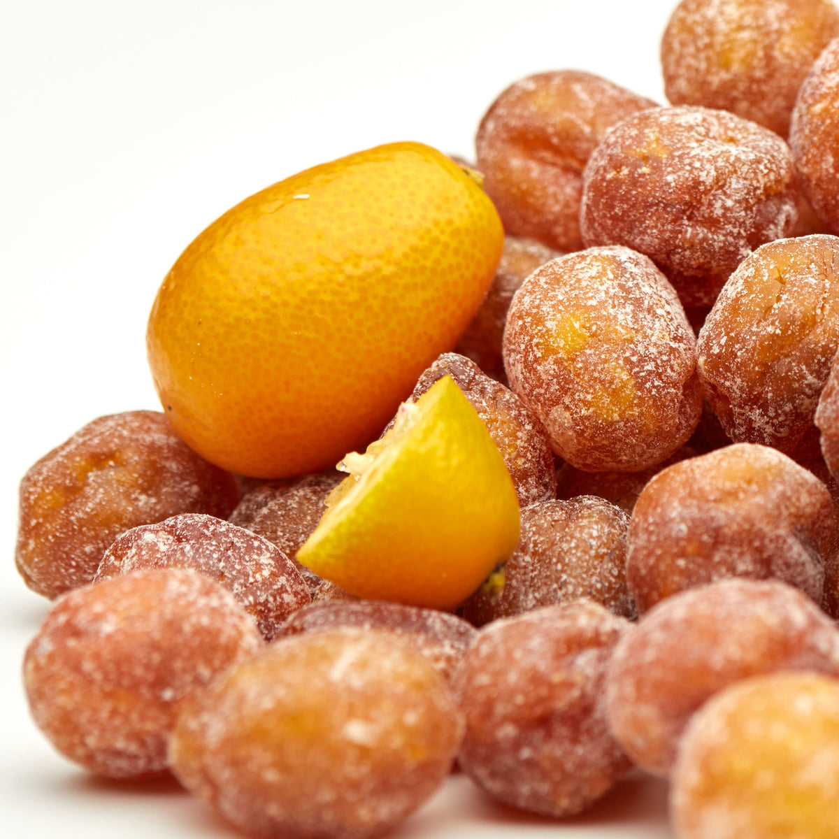 Kandierte Kumquats von NESSLIM mit frischer Zwergorange als fruchtiges Topping für Müsli, Bowls und Desserts.