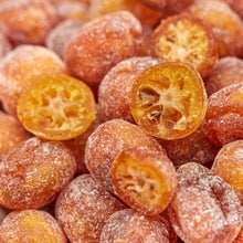 Makroaufnahme kandierter Kumquats von NESSLIM mit sichtbarer Fruchtstruktur im Anschnitt.