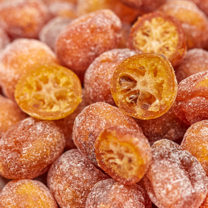 Makroaufnahme kandierter Kumquats von NESSLIM mit sichtbarer Fruchtstruktur im Anschnitt.