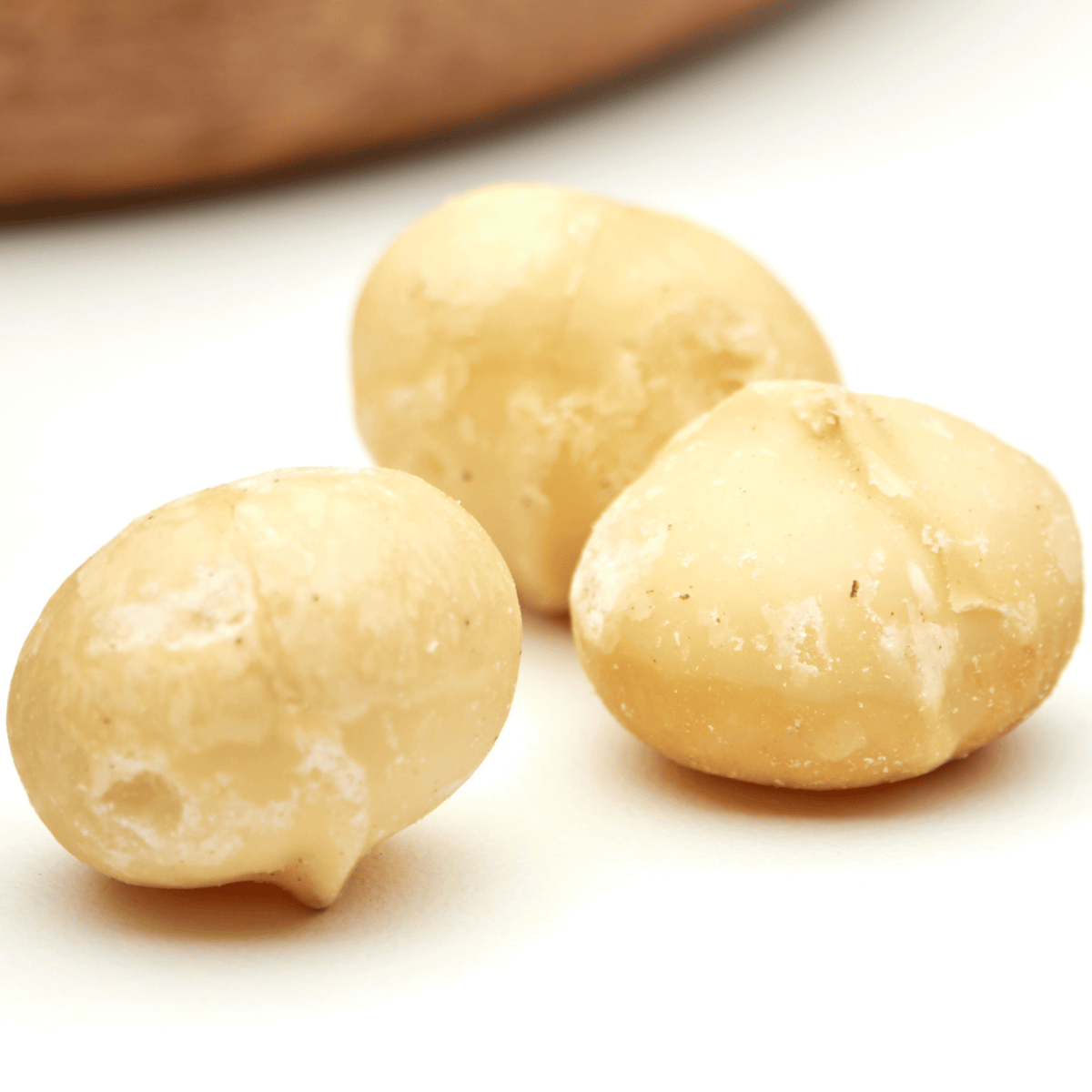 Macadamia-Kerne als Zutat fuer Cookies mit weisser Schokolade