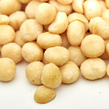 Macadamia-Kerne geroestet auf einer Kaeseplatte