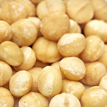 Extra grosse rohe Macadamia-Kerne in Nahaufnahme