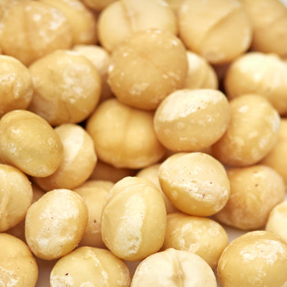 Extra grosse rohe Macadamia-Kerne in Nahaufnahme