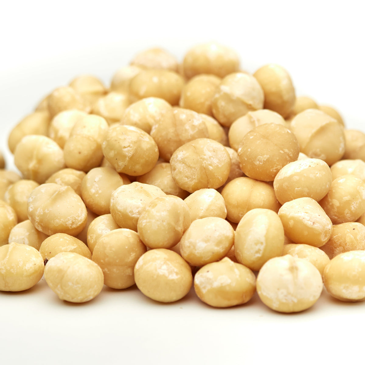 Macadamia-Nuesse als edler Snack in einer Schale