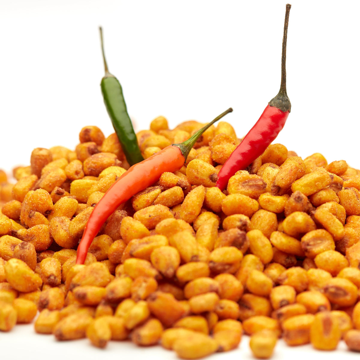 Scharfer Corn Snack neben Guacamole und Tacos