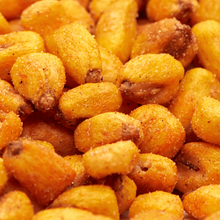 Scharfe geroestete Maiskoerner mit Chili in Nahaufnahme