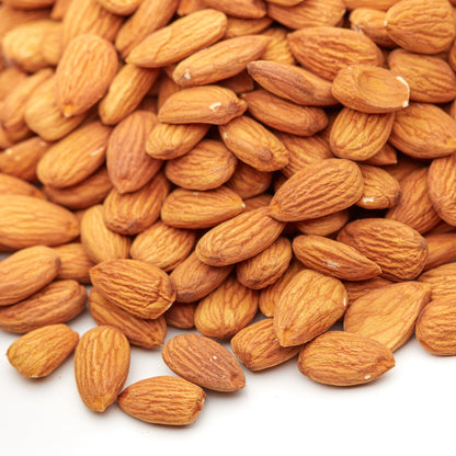 Naturbelassene Mandeln als Snack in einer Schale