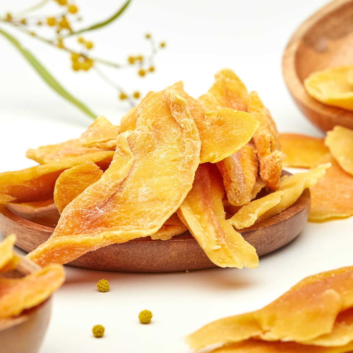Saftige Mangoscheiben von NESSLIM als fruchtiger Snack für unterwegs, im Büro oder nach dem Sport.