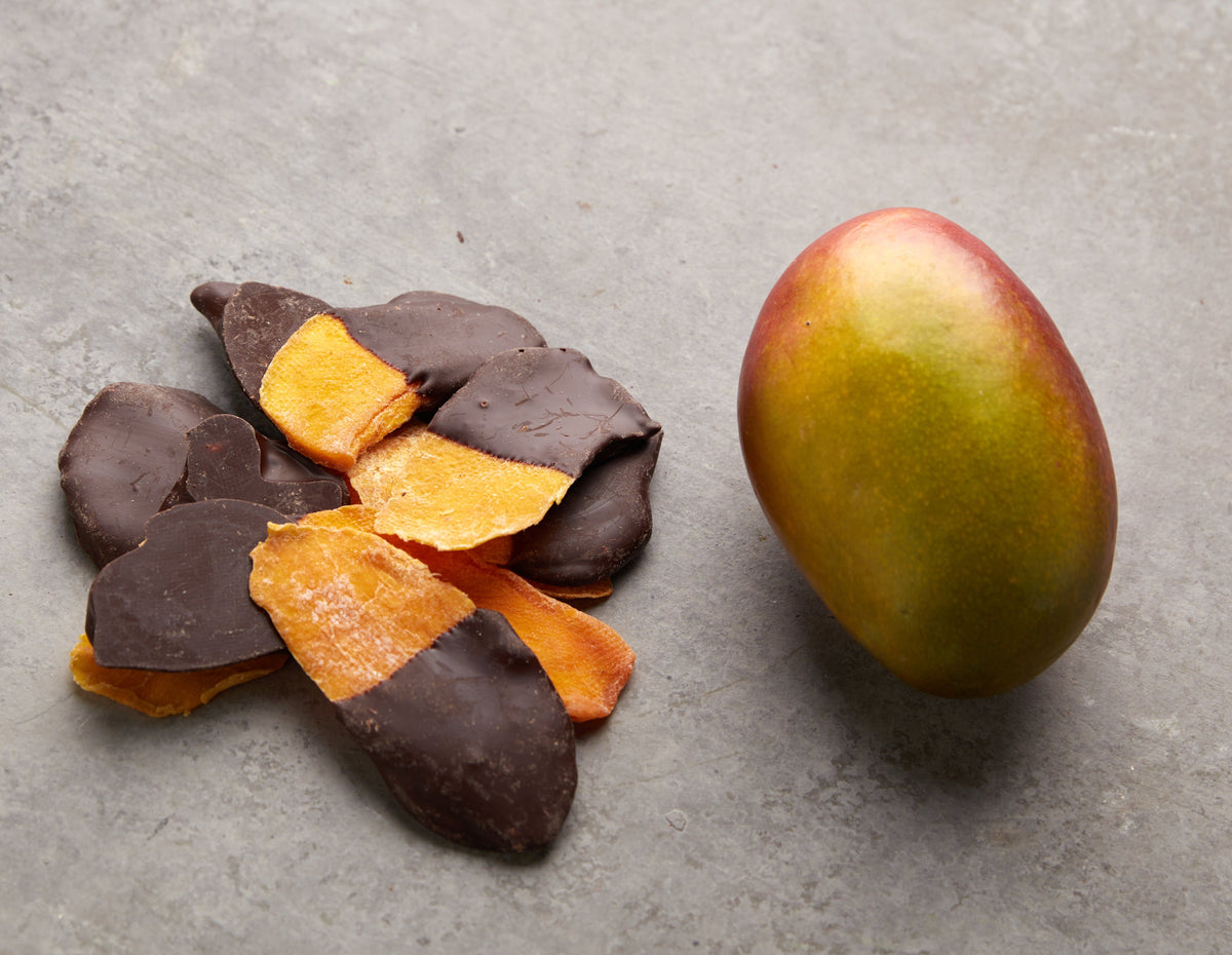 Halbglasierte Mangostreifen mit dunkler Schokolade von NESSLIM als besonderes Topping für Desserts, Eis oder Müsli-Bowls.