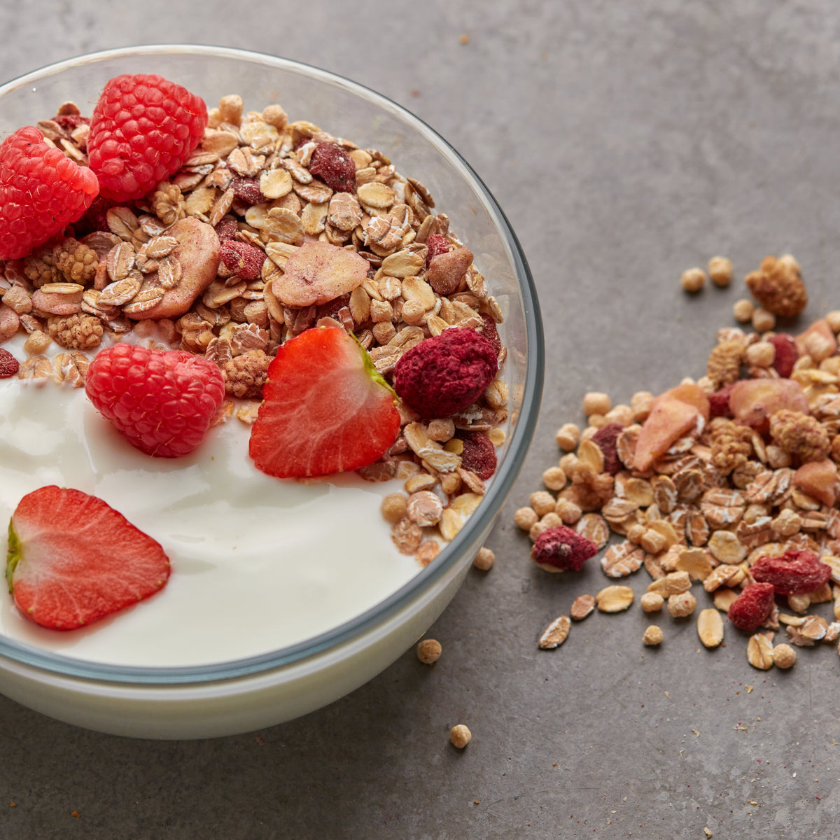 Fruchtiges Müsli mit Himbeeren und Beerenstücken von NESSLIM als knuspriges Topping für Bowl und Frühstück.