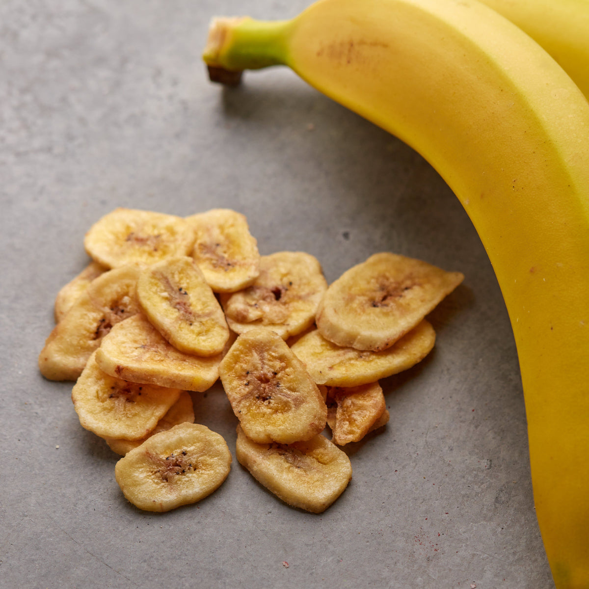 Geoeffnete NESSLIM Packung mit knusprigen Bananenchips