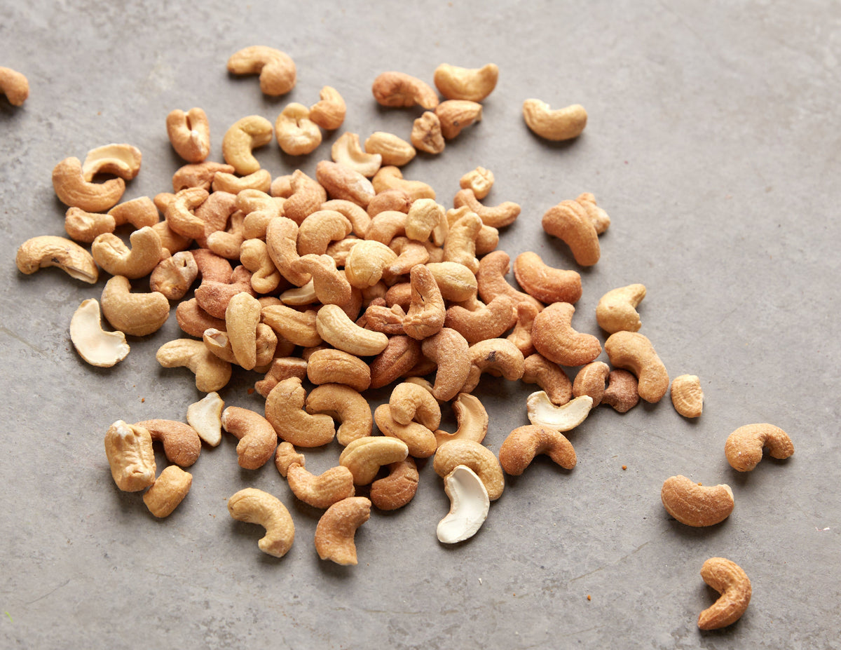 Geoeffnete NESSLIM Packung mit geroesteten gesalzenen Cashewkernen