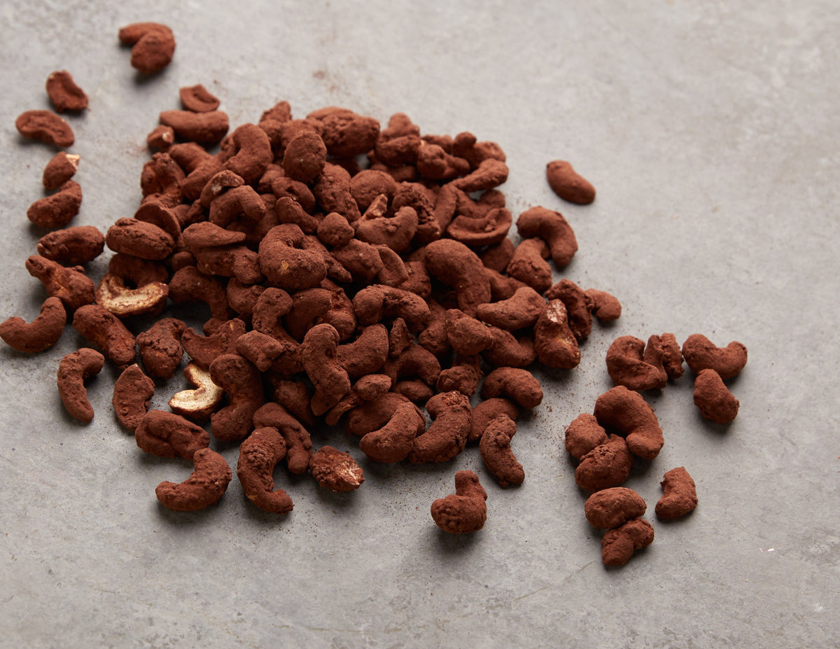 Geöffnete NESSLIM Packung mit karamellisierten Kakao-Cashewkernen