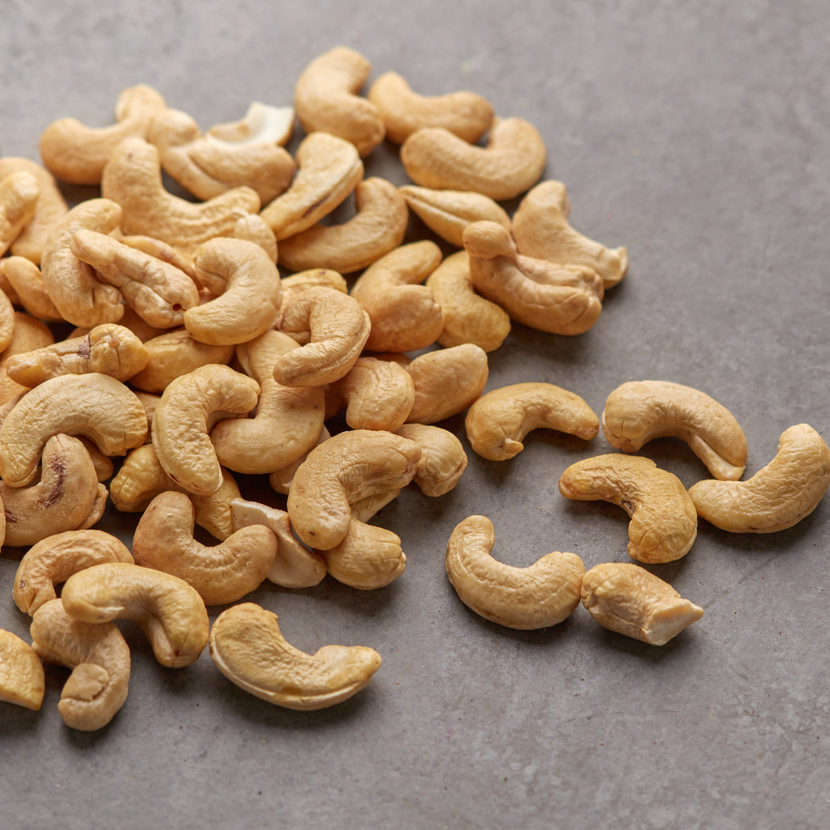 Geoeffnete NESSLIM Packung mit Cashewkernen XXL Jumbo