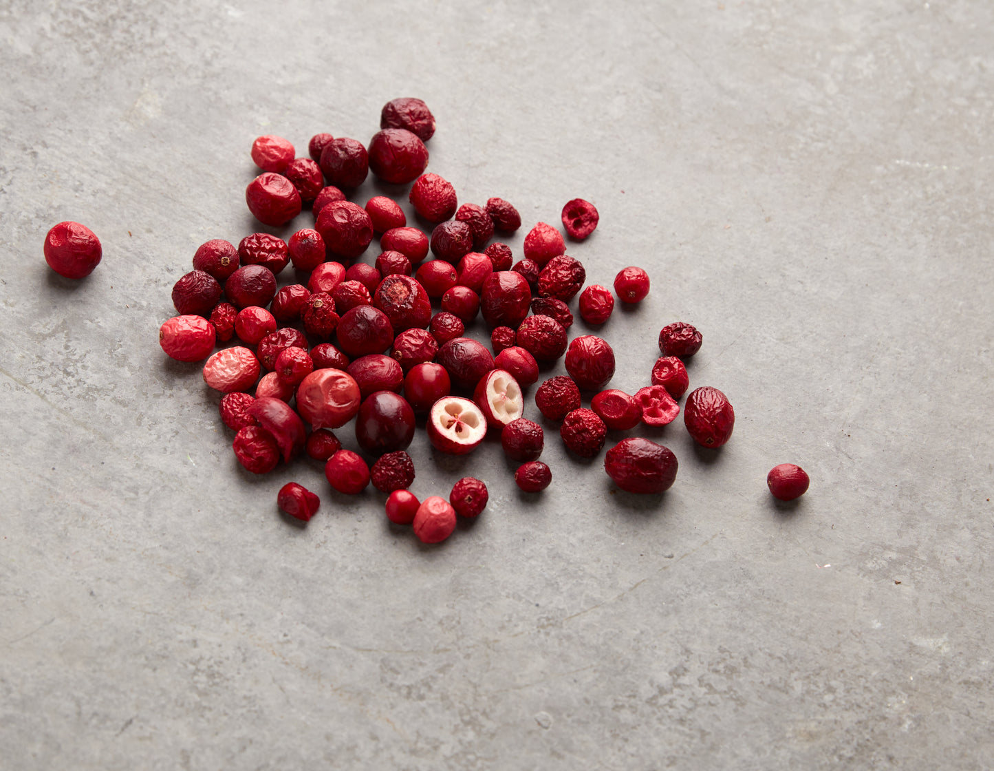 Geöffnete NESSLIM Packung mit ganzen gefriergetrockneten Cranberries