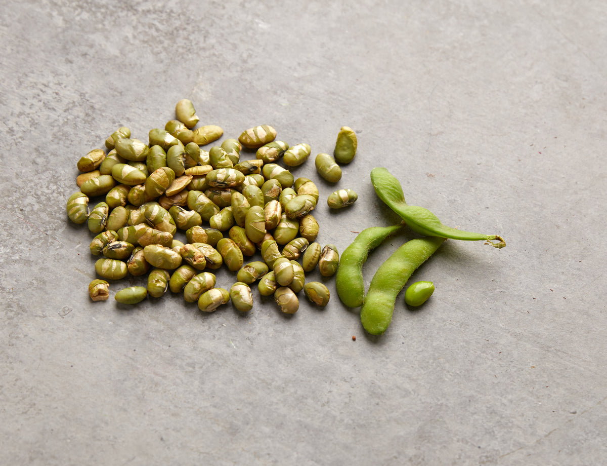 Geoeffnete NESSLIM Packung mit geroesteten Edamame