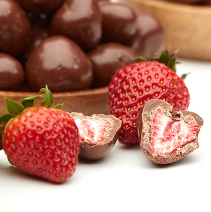 Geöffnete NESSLIM Packung mit Erdbeeren in Vollmilchschokolade