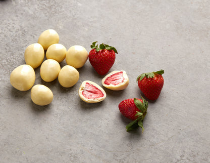Geöffnete NESSLIM Packung mit Erdbeeren in weißer Schokolade