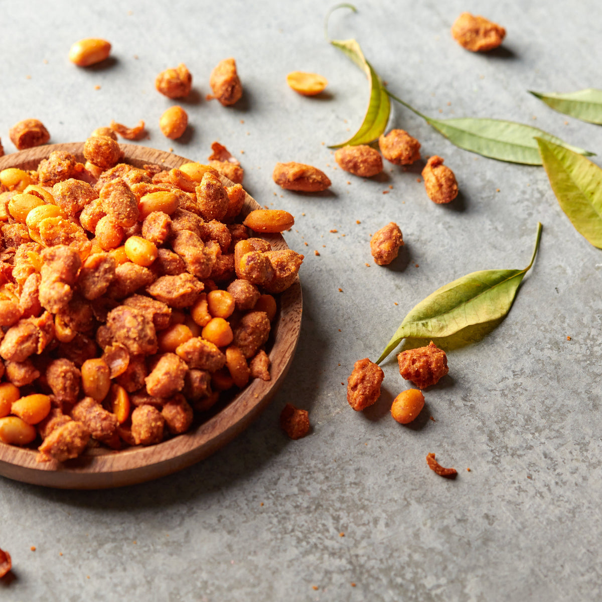 Geoeffnete NESSLIM Packung mit scharfen Erdnuessen Spicy