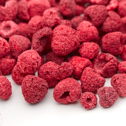 Geöffnete NESSLIM Packung mit ganzen gefriergetrockneten Himbeeren