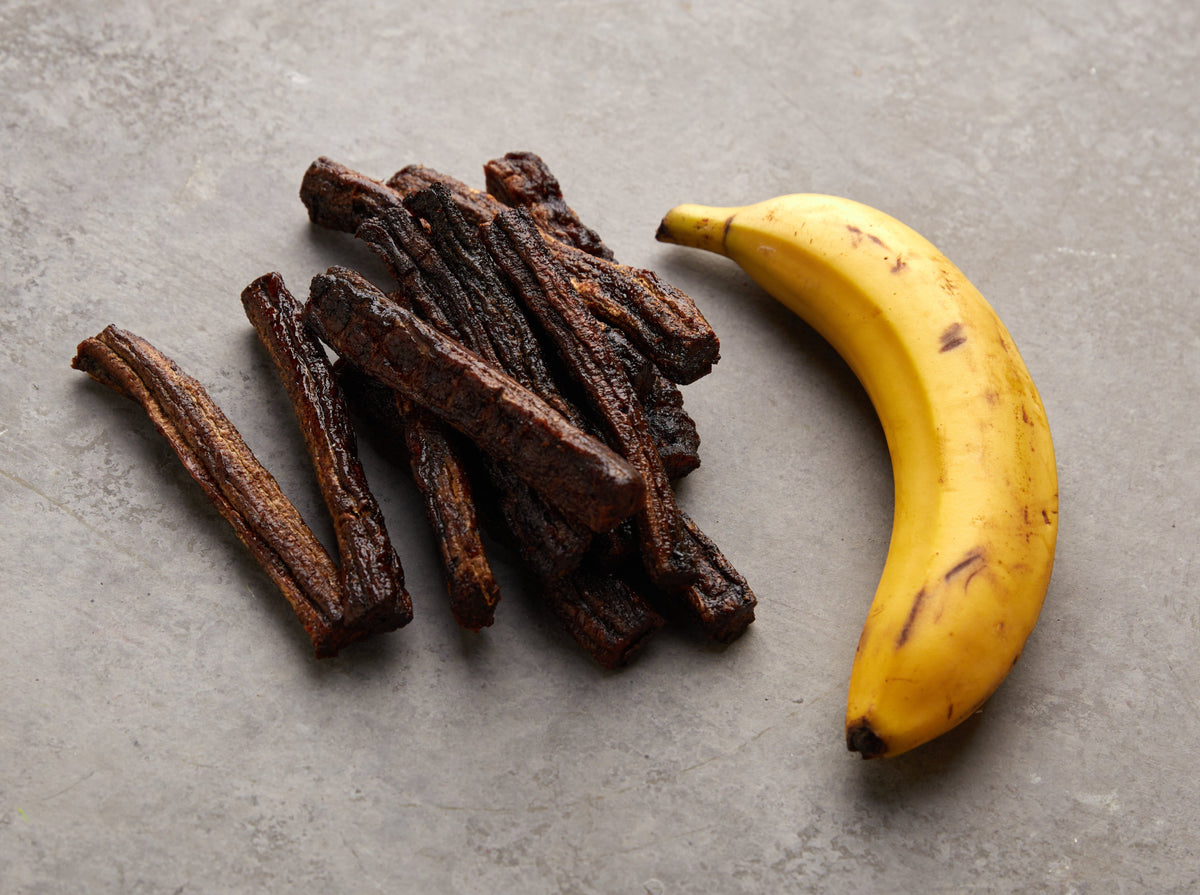 Geoeffnete NESSLIM Packung mit naturbelassenen getrockneten Bananen