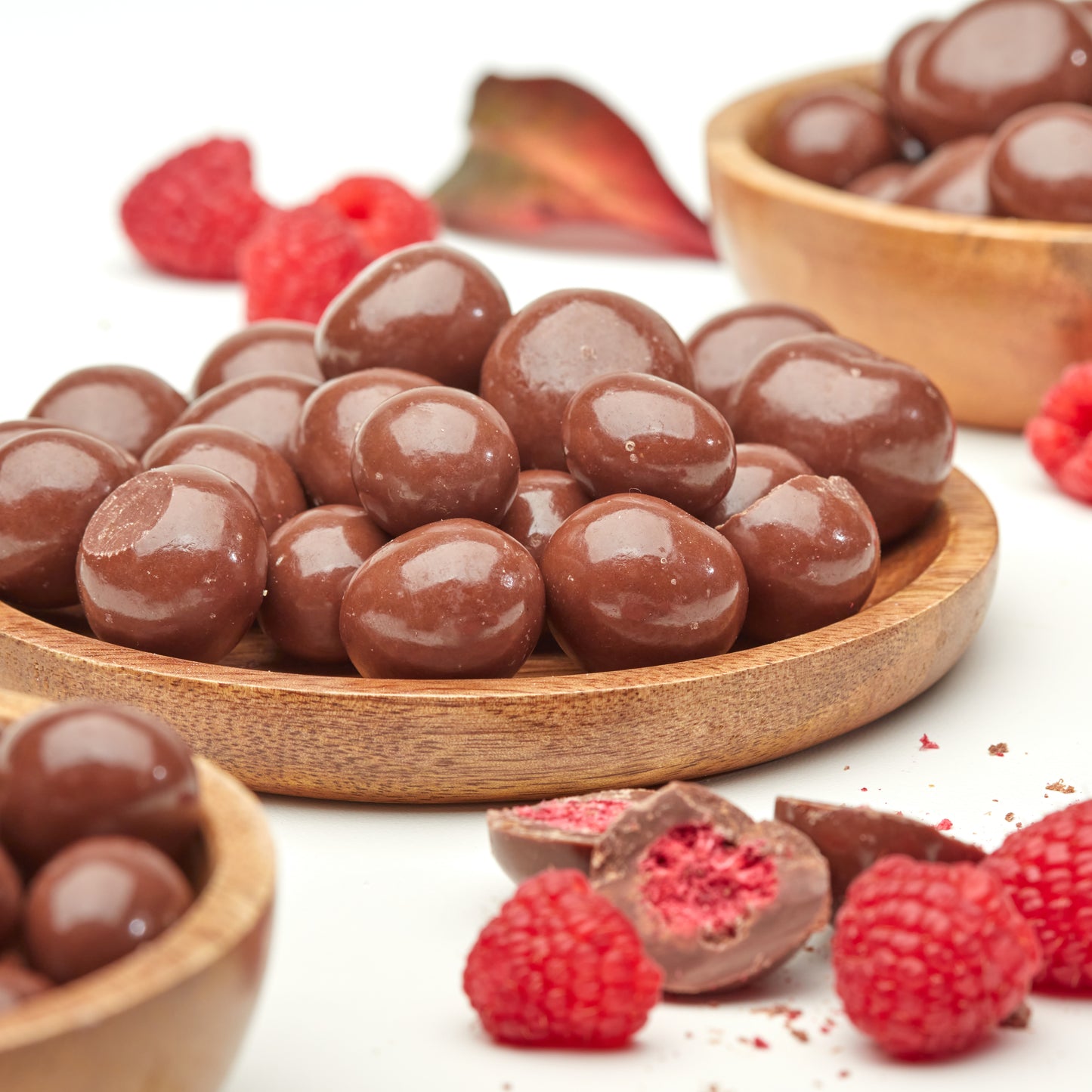 Geöffnete NESSLIM Packung mit Himbeeren in Vollmilchschokolade