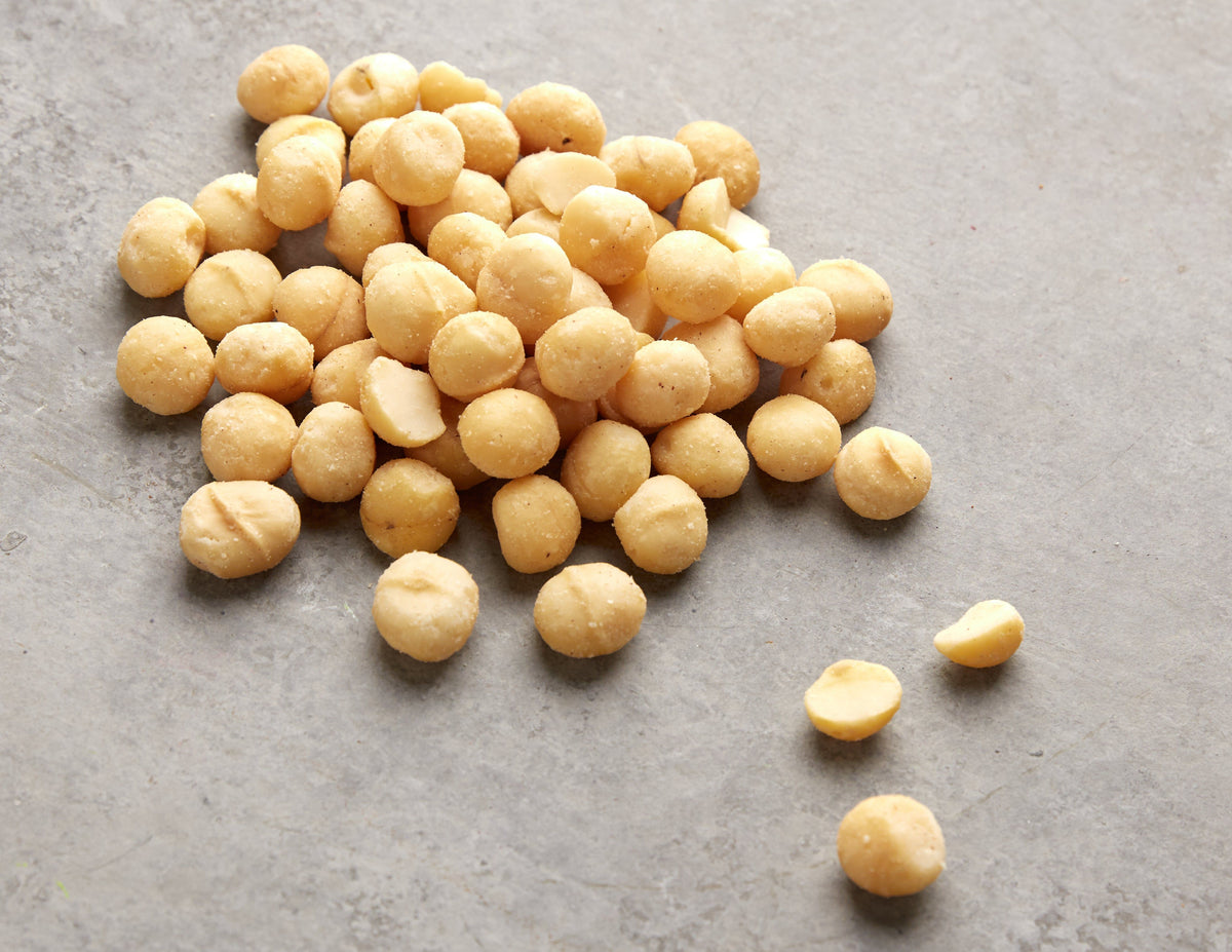Geoeffnete NESSLIM Packung mit geroesteten Macadamia-Kernen