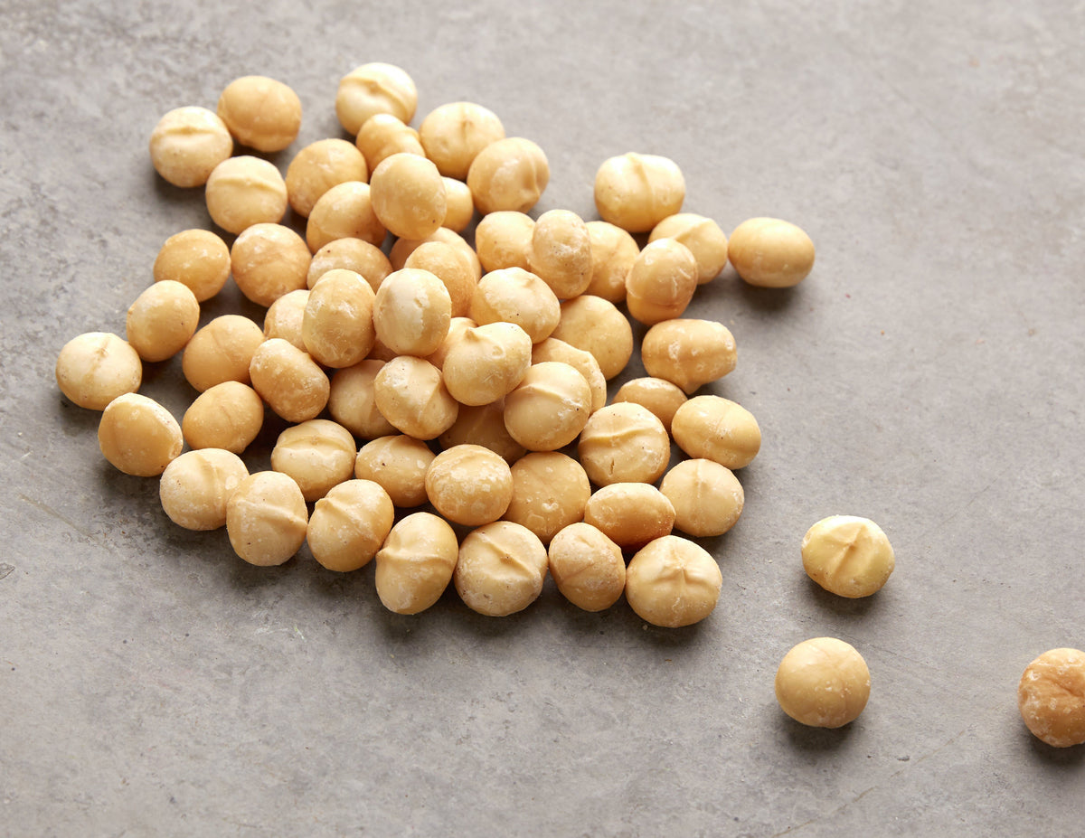 Geoeffnete NESSLIM Packung mit naturbelassenen Macadamia-Kernen