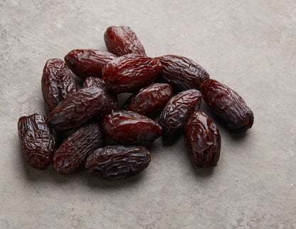 Geöffnete NESSLIM Packung mit Medjool Datteln Premium Jumbo