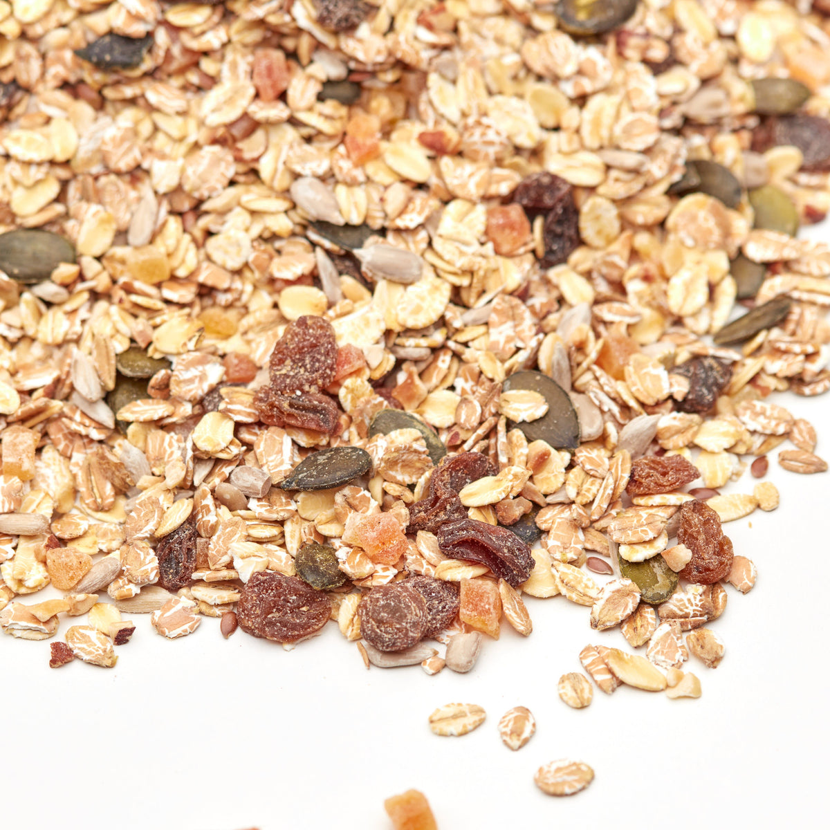 Nuss-Frucht-Müsli von NESSLIM als abwechslungsreicher Frühstücksmix mit Flocken, Kernen und fruchtigen Zutaten.