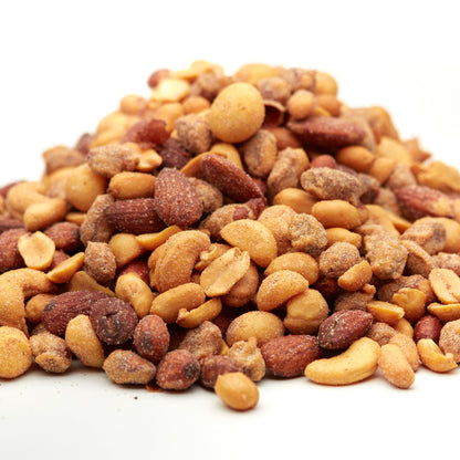 Nussmischung Smokehouse von NESSLIM mit Erdnüssen, Mandeln, Cashews und Macadamias als lockerer Produkthaufen.